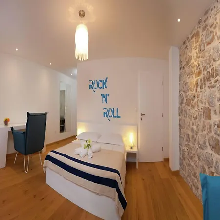 Villa In With Pool And Sea View Bol